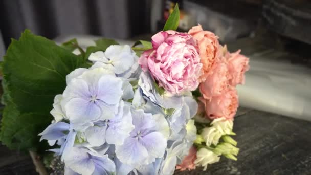 Tafel Liggen Bloemen Van Rozen Blauwe Hortensia Camera Beweegt Langzaam — Stockvideo