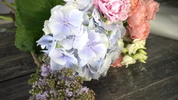Sobre Mesa Hay Flores Lilas Hortensias Rosas Cámara Mueve Lentamente — Vídeos de Stock