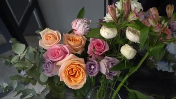 Oranžové Růžové Fialové Bílé Růže Stojí Váze Pohled Shora Květiny — Stock video