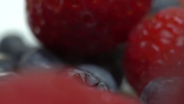 Βατόμουρα Σμέουρα Και Φράουλες Μούρα Βρίσκονται Ένα Πιάτο Πιάτο Γυρίζει — Αρχείο Βίντεο