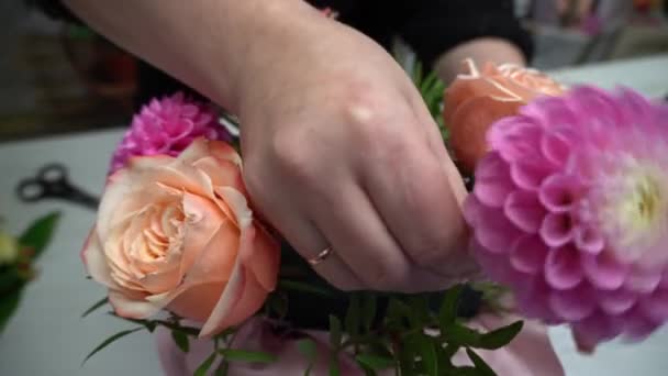 Una Flor Coloca Una Esponja Floral Ramo Caja — Vídeos de Stock