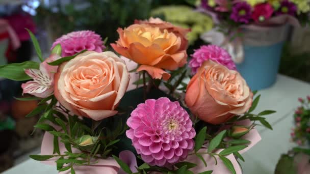 Master Florist Gör Sammansättning Blommor Låda Blommor Rosor — Stockvideo