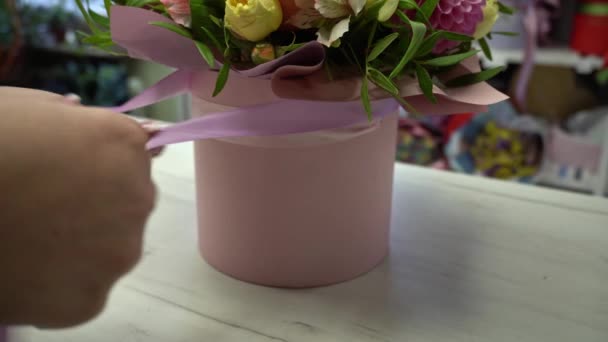 Florista Mestre Ata Uma Faixa Rosa Uma Caixa Flores Buquê — Vídeo de Stock