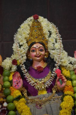 Hindistan 'daki tapınaktaki puja' da süslenmiş tanrıça Durga idolü. Durga Puja, Hinduizm 'in en büyük dini festivali ve dünya çapında birçok insan kutlanıyor..