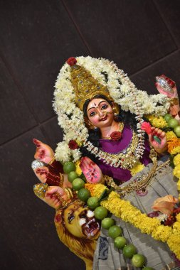 Hindistan 'daki tapınaktaki puja' da süslenmiş tanrıça Durga idolü. Durga Puja, Hinduizm 'in en büyük dini festivali ve dünya çapında birçok insan kutlanıyor..