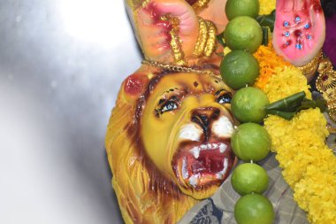 Hindistan 'daki tapınaktaki puja' da süslenmiş tanrıça Durga idolü. Durga Puja, Hinduizm 'in en büyük dini festivali ve dünya çapında birçok insan kutlanıyor..