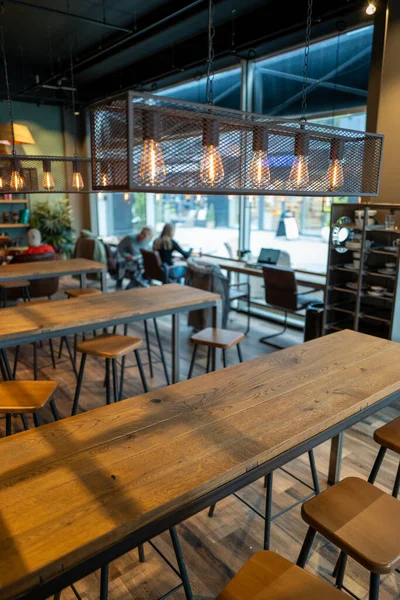 Houten Tafel Kinderstoelen Een Overdekt Restaurant Café — Stockfoto