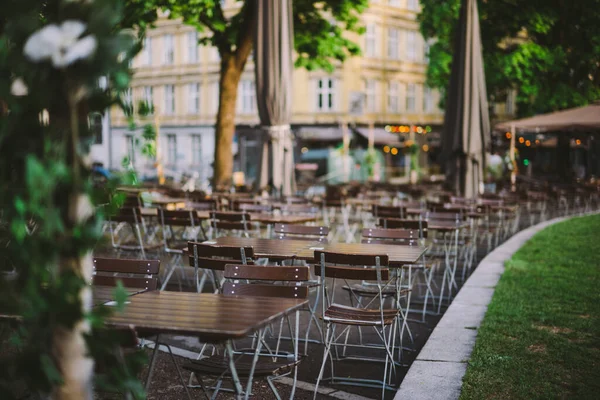 Doğada boş bir açık hava restoranı Ahşap masada tabak olmadan