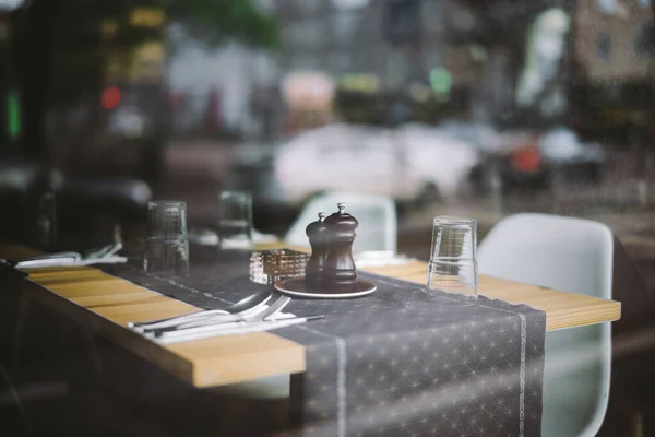 Piring Meja Kayu Restoran Dalam Ruangan Melalui Jendela — Stok Foto