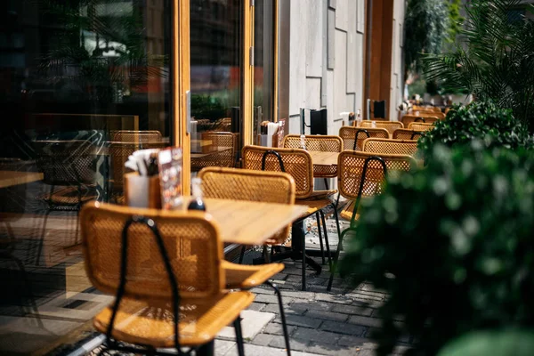 Bunga Dan Hidangan Atas Meja Kayu Sebuah Restoran Terbuka Pada — Stok Foto