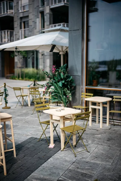 Virágok Étel Egy Asztalon Egy Szabadtéri Étteremben Egy Napsütéses Napon — Stock Fotó