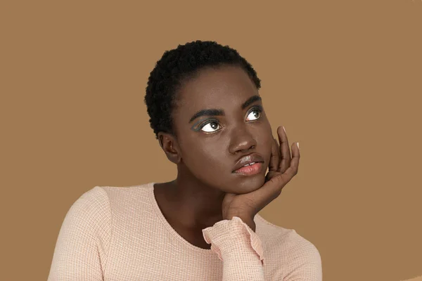 Closeup Portrait Serene Young Black Woman Short Afro Hair Light — Stock fotografie