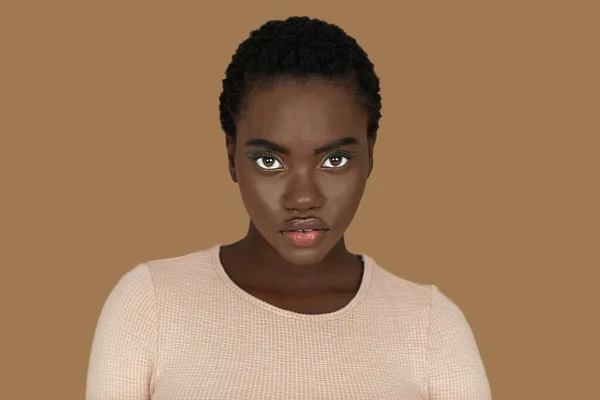 Closeup Portrait Young Black Woman Short Afro Hair Light Makeup — Stock Fotó