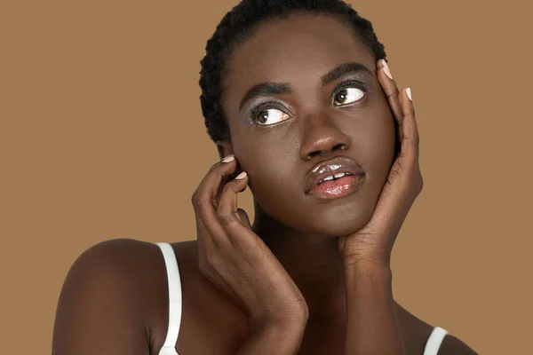 Closeup Portrait Cute Young Black Woman Short Afro Hair Light — Stockfoto