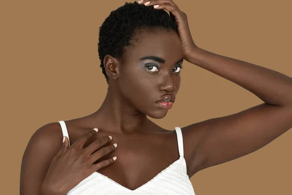 Κοντινό Πορτρέτο Μιας Αισθησιακής Νεαρής Μαύρης Γυναίκας Κοντά Αφράτα Μαλλιά — Φωτογραφία Αρχείου