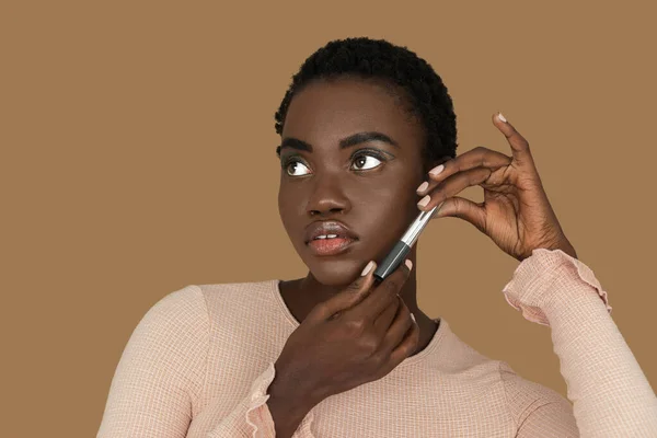 Closeup Portrait Young Black Woman Short Afro Hair Light Makeup — Stock fotografie