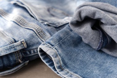 Gri arka planda mavi bir kot pantolon. Kapat.. 