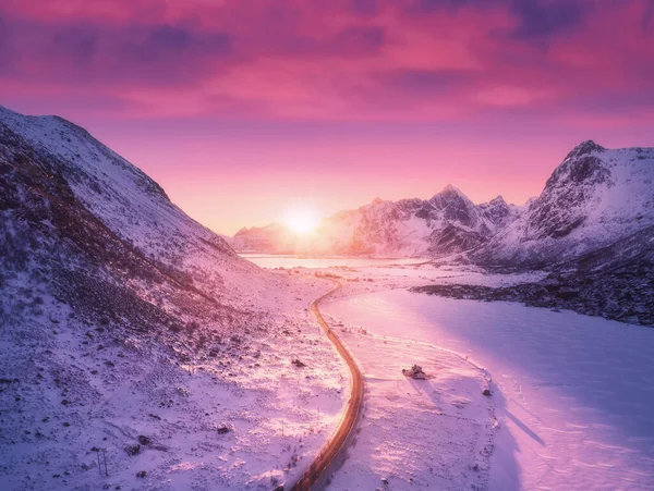 Vista Aérea Hermosas Montañas Nevadas Carreteras Casas Cielo Púrpura Con —  Fotos de Stock