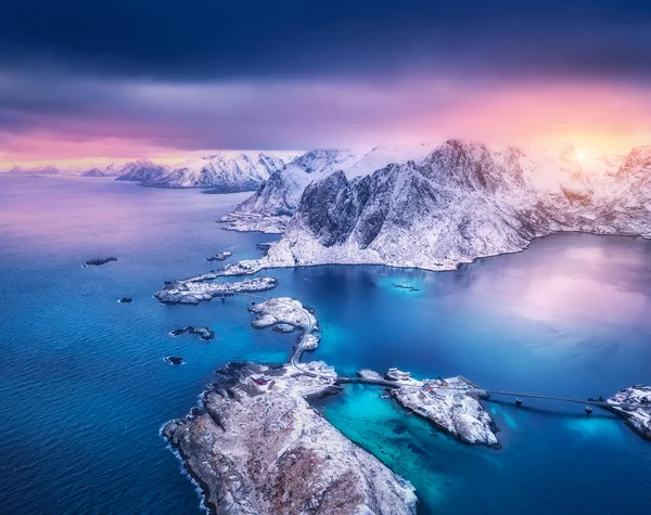 島や雪 日の出時にカラフルな空の岩の雪の山の空中ビュー ノルウェーのロフテン島で冬 青い海と風景 高い山 トップ表示 — ストック写真