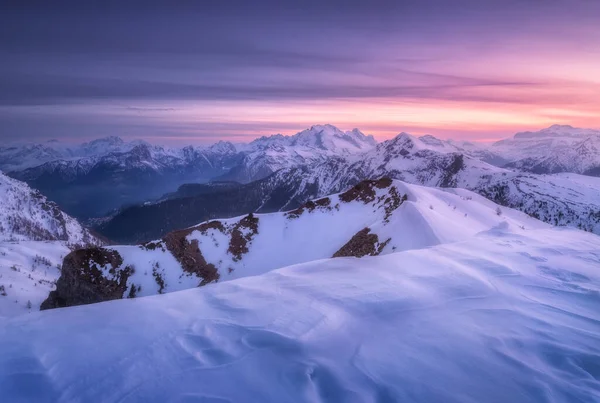 Montañas Cubiertas Nieve Colorido Cielo Púrpura Con Nubes Atardecer Invierno —  Fotos de Stock