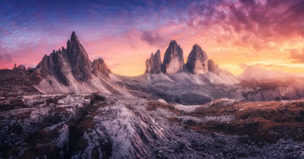 Berge Und Schöner Himmel Mit Bunten Wolken Bei Sonnenuntergang Sommerlandschaft — Stockfoto