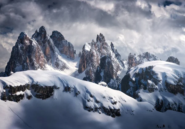 Belle Cime Montagna Nella Neve Inverno Paesaggio Drammatico Con Alte — Foto Stock