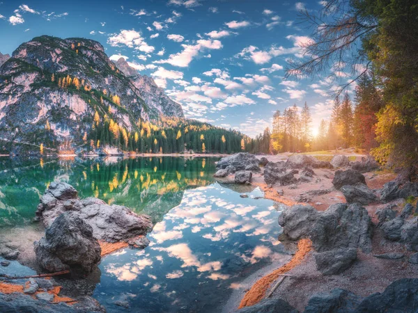 美丽的布雷湖落在意大利的白云石 风景与山 蓝天与云 水与倒影 树木与五彩斑斓的叶子 秋天的湖面全景 — 图库照片