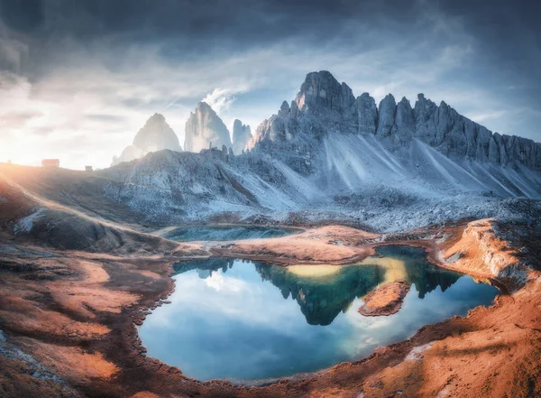 Vue Aérienne Magnifiques Rochers Lac Montagne Reflet Dans Eau Maisons — Photo