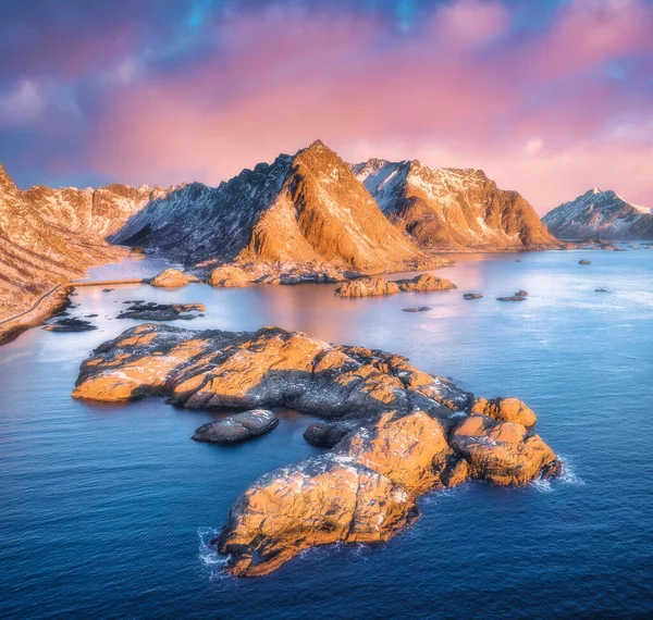 Uitzicht Vanuit Lucht Prachtige Bergen Kleine Eilanden Zee Weg Roze — Stockfoto