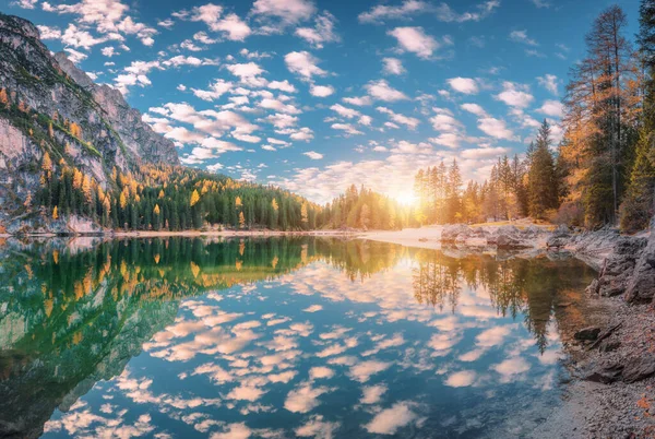 美丽的布雷湖落在意大利的白云石 风景与山 蓝天与云 水与倒影 树木与五彩斑斓的叶子 秋天的湖面全景 — 图库照片