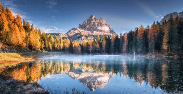 秋天在意大利多洛米提斯 湖面上映照着日出的群山 景观与安托诺湖 蓝色的雾在水面上 树木与橙色的叶子和高岩石在秋天 五彩斑斓的森林 — 图库照片