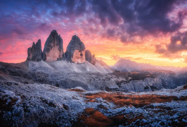 Berge Und Schöner Himmel Mit Bunten Wolken Bei Sonnenuntergang Sommerlandschaft — Stockfoto