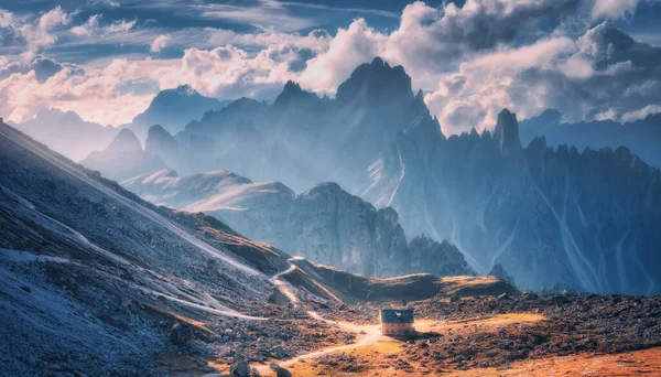 Kleines Haus Wunderschönen Bergtal Orangefarbenes Gras Steine Blauer Himmel Mit — Stockfoto