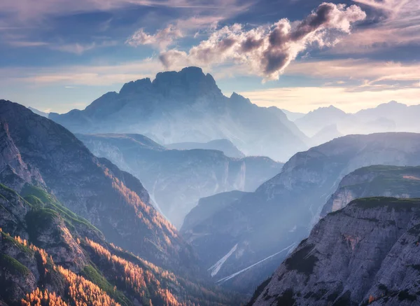 Cañón Montaña Iluminado Por Brillantes Rayos Sol Atardecer Otoño Dolomitas —  Fotos de Stock