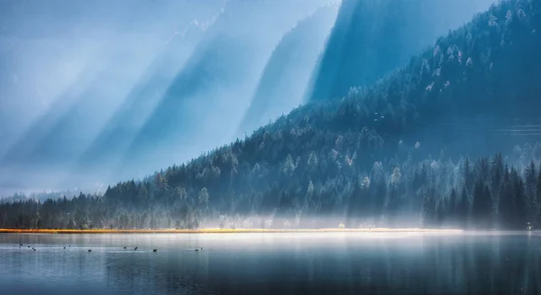 夏日阳光明媚的早晨 在明亮的阳光下 在雾蒙蒙的湖中 群山环绕 意大利白云石 水雾笼罩的风景 春天日出时的阳光 — 图库照片