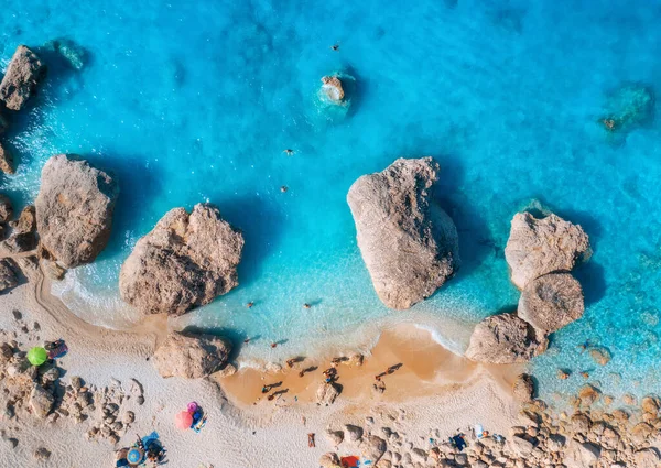 Luchtfoto Van Blauwe Zee Zandstrand Met Parasols Stenen Rotsen Het — Stockfoto