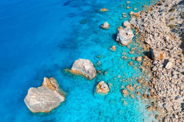 Uitzicht Vanuit Lucht Helderblauwe Zee Stenen Rotsen Het Water Leeg — Stockfoto