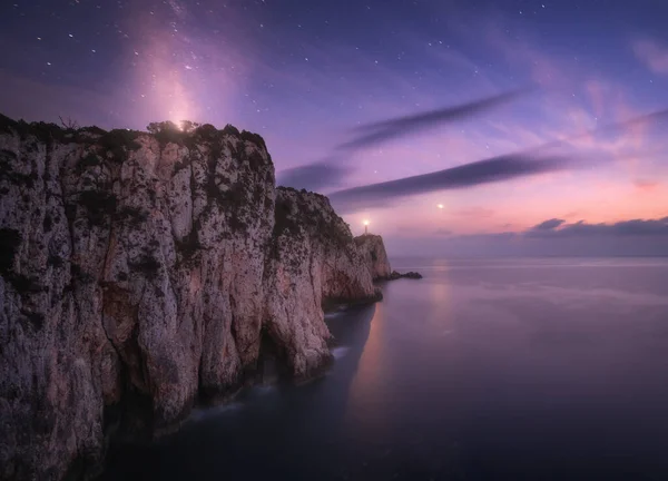 Latarnia Morska Szczycie Góry Gwiaździstą Noc Latem Piękne Klify Skaliste — Zdjęcie stockowe