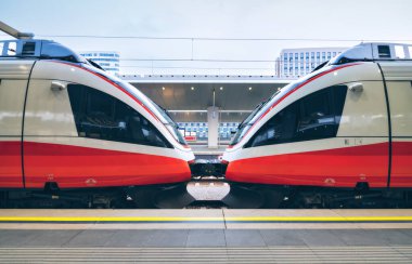 Avusturya, Viyana 'daki tren istasyonunda yüksek hızlı trenler. Demiryolu platformunda güzel kırmızı, modern şehirlerarası yolcu treni. Avrupa 'da demiryolu. Ticari ulaşım. Demiryolu seyahati