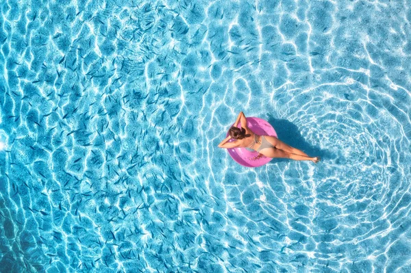 Légi Felvétel Egy Fiatal Nőről Aki Rózsaszín Úszógyűrűvel Úszik Kék — Stock Fotó
