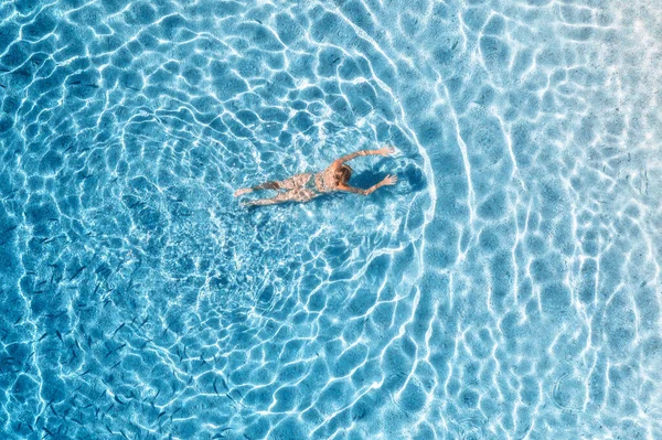 Veduta Aerea Una Giovane Donna Sta Nuotando Nel Mare Blu — Foto Stock