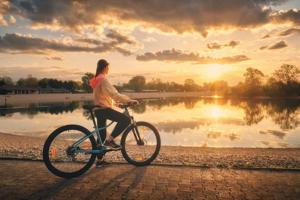 Woman Riding Mountain Bike Lake Sunset Summer Colorful Landscape Sporty — Stock Photo, Image