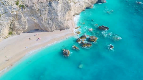 Aerial view of blue sea, rocks in clear water, white sandy beach — Stok video