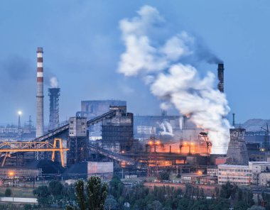 Savaştan önce Mariupol, Ukrayna 'da Azovstal. Geceleri çelik fabrikası