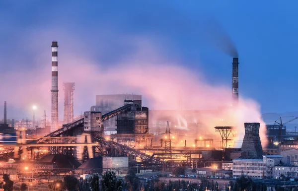 Savaştan önce Mariupol, Ukrayna 'da Azovstal. Geceleri çelik fabrikası