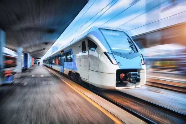 Yüksek Hızlı Tren Gün Batımında Tren Istasyonunda Hareket Halinde Demiryolu — Stok fotoğraf