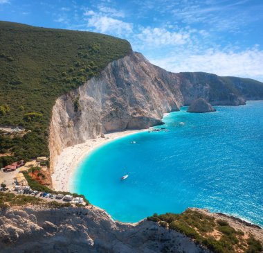 Yazın gün batımında mavi deniz, kaya ve kumsal manzarası. Ünlü Porto Katsiki, Lefkada Adası, Yunanistan. Deniz kıyıları, gök mavisi su, gökyüzü ve bulutlarla dolu güzel bir manzara. Kıyının en üst manzarası. Seyahat