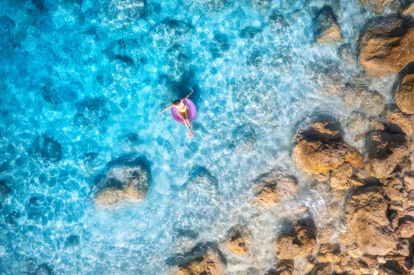 Yazın Günbatımında Mavi Denizde Pembe Yüzme Yüzüğüyle Yüzen Genç Bir — Stok fotoğraf