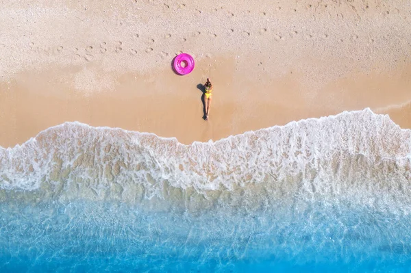Luchtfoto Van Liegende Mooie Jonge Vrouw Met Roze Zwemring Het — Stockfoto