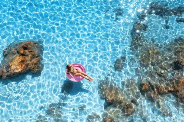 Légi Felvétel Egy Fiatal Nőről Aki Rózsaszín Úszógyűrűvel Úszik Kék — Stock Fotó